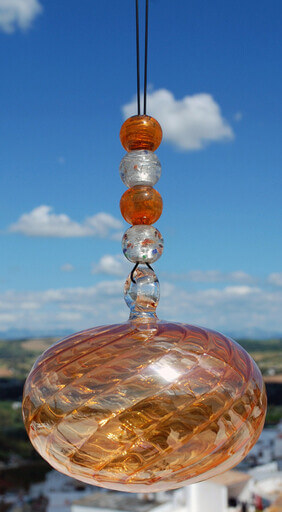 Orangefarbene, aus Glas geblasene hängende Kugel mit orangefarbenen und transparenten Glasperlen.